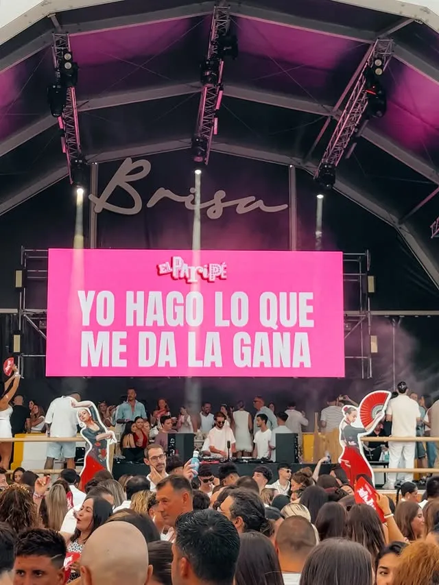 Carpa del recinto con el rótulo Brisa iluminado