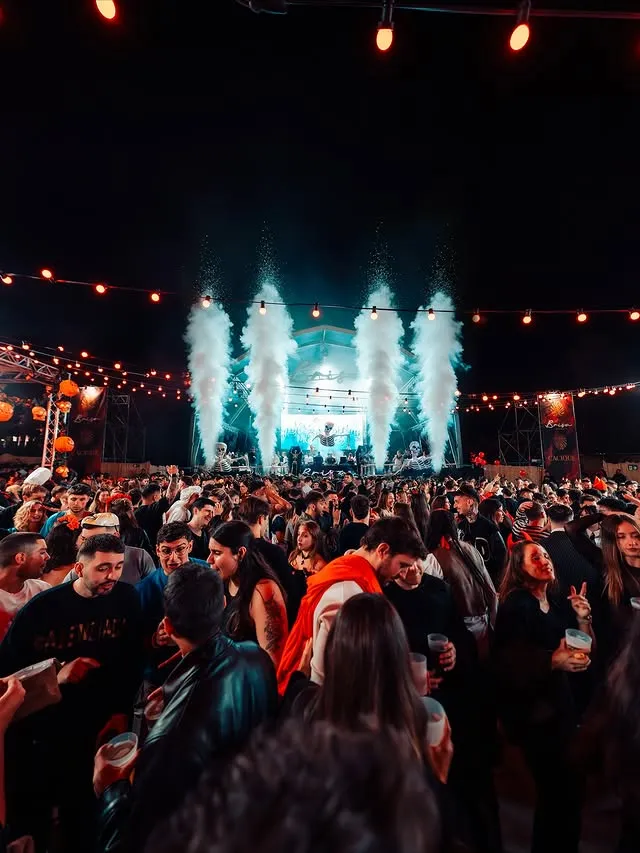 Escenario de Halloween de noche con guirnaldas naranjas